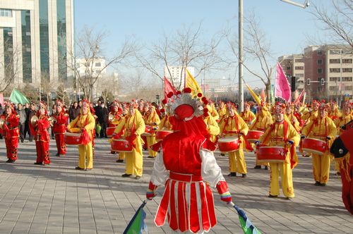 酒泉市2011年元宵節社火匯演期間，部分社火隊來公司拜年