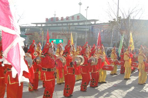 酒泉市2011年元宵節社火匯演期間，部分社火隊來公司拜年